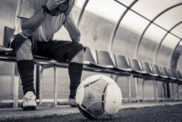 Football player sitting in the dugout during a personal story about quitting smoking and switching to nicotine pouches